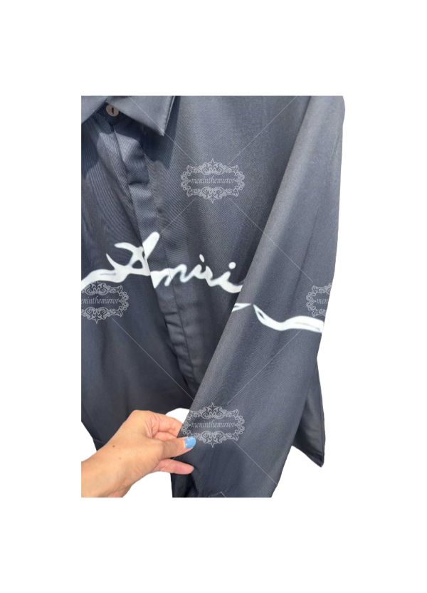 เสื้อเชิ้ตโลโก้ AMIRI Script สีดำ | ปลอกคอเพื่อการพักผ่อน