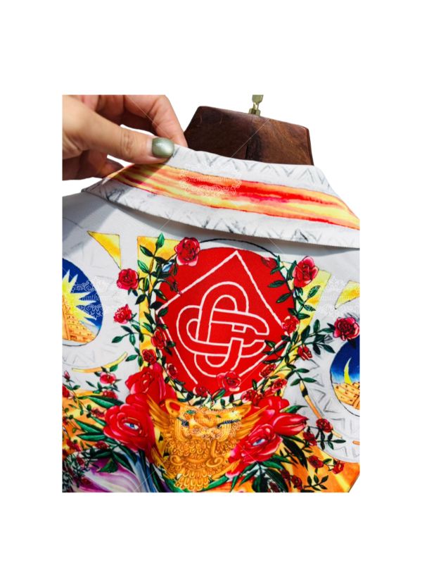 เสื้อยืดตราสัญลักษณ์ Luxe Crest สีขาวสีเขียวธรรมชาติ | เดอะ แกลเลอรี ลักซ์