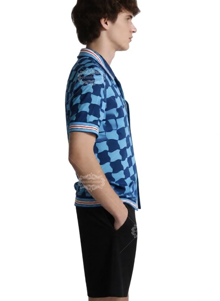 เสื้อเชิ้ตลายเรขาคณิตเมดิเตอร์เรเนียน | อควาบลูสถาปัตยกรรมรีสอร์ท